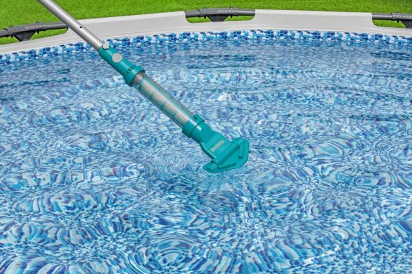 rechargable vacumm for cleaning a swimmng pool